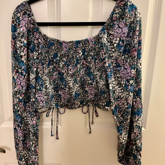 Floral Crop Top - Picture 2 of 3